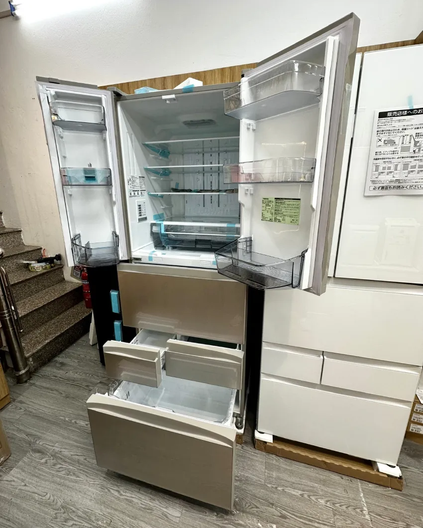 thiet ke cua tu lanh Toshiba GR-V550FH ngan dong thong minh