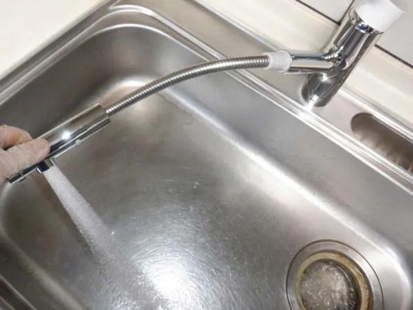 Vòi rửa bát TOTO TKS05306JA dây rút kéo dài